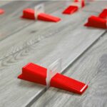 Nivelador de ceramica y porcelanato cuña dentada + arco separador (100und)